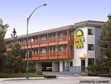 Days Inn By Wyndham Anaheim West Extérieur photo